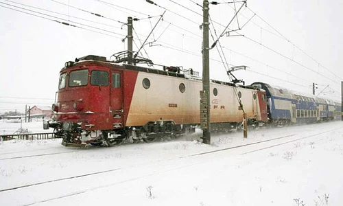 Un tren cu călători a rămas blocat timp de peste 9 ore la Orşova jpeg