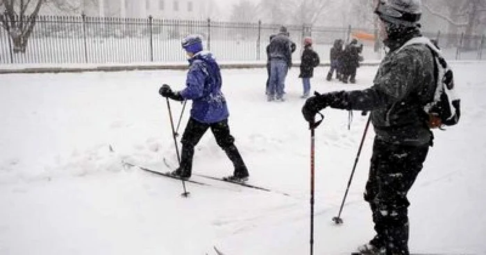 Din cauza stratului gros de zăpadă, mulţi americani din Washington au apelat la schiuri pentru a se deplasa