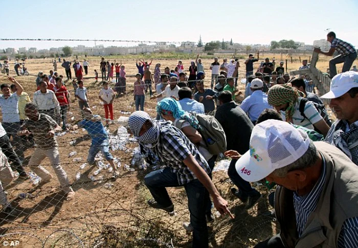 Refugiații au năvălit în statele europene, prin gardurile de sârmă ghimpată de la frontiere