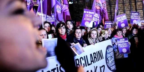 Protest la Istanbul fata de proiectul de lege privind amnistia de violatori de minore FOTO AFP