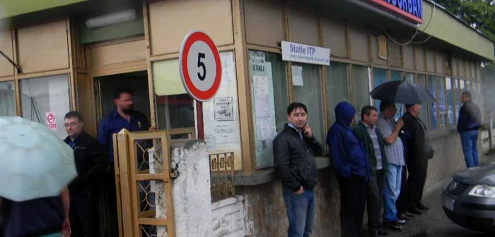 Angajaţii au stat în curtea Transurban, refuzând să intre la muncă - foto: Adrian Caraba