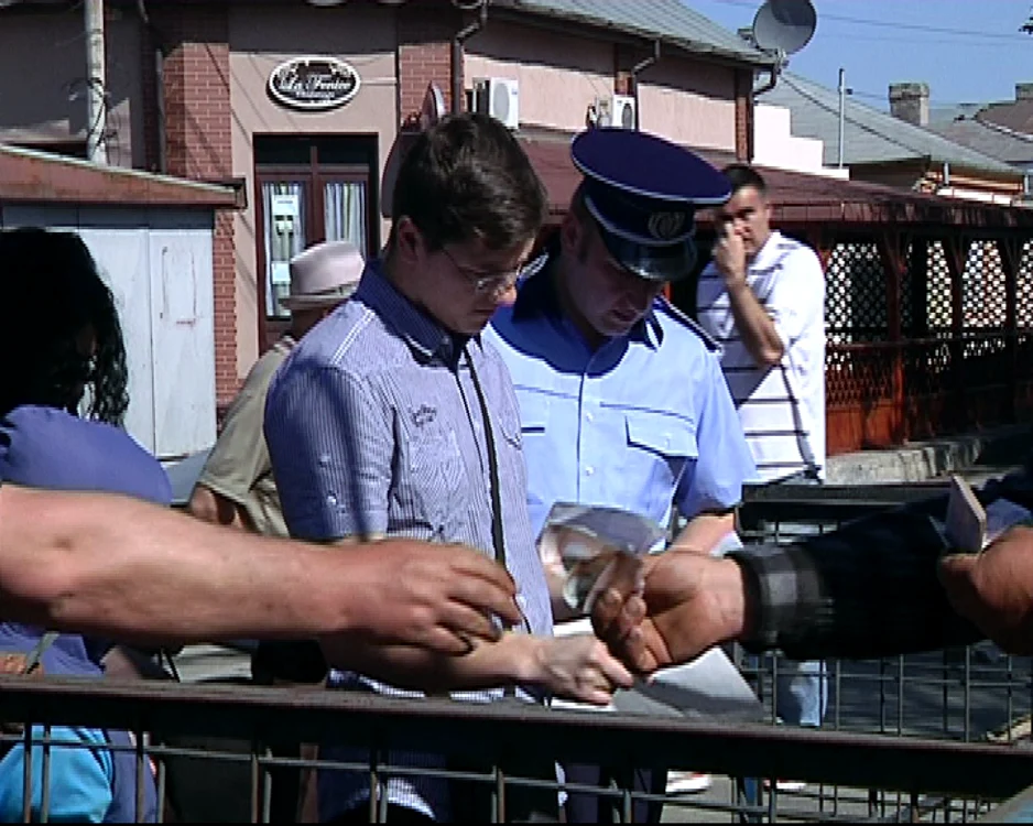 Poliţiştii brăileni de la Economic i-au controlat, astăzi, pe oierii care vindeau miei şi iezi vii în pieţele din municipiu. FOTO: Nicoleta Butnaru