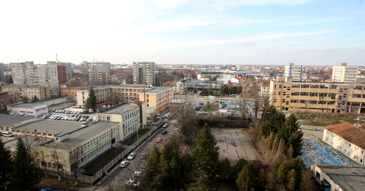 Trenul de sub sediul Poliţiei Timiş şi ruinele Industriei Lânii figurează în acte pe numele lanţului de firme ale lui Ovidiu Tender
