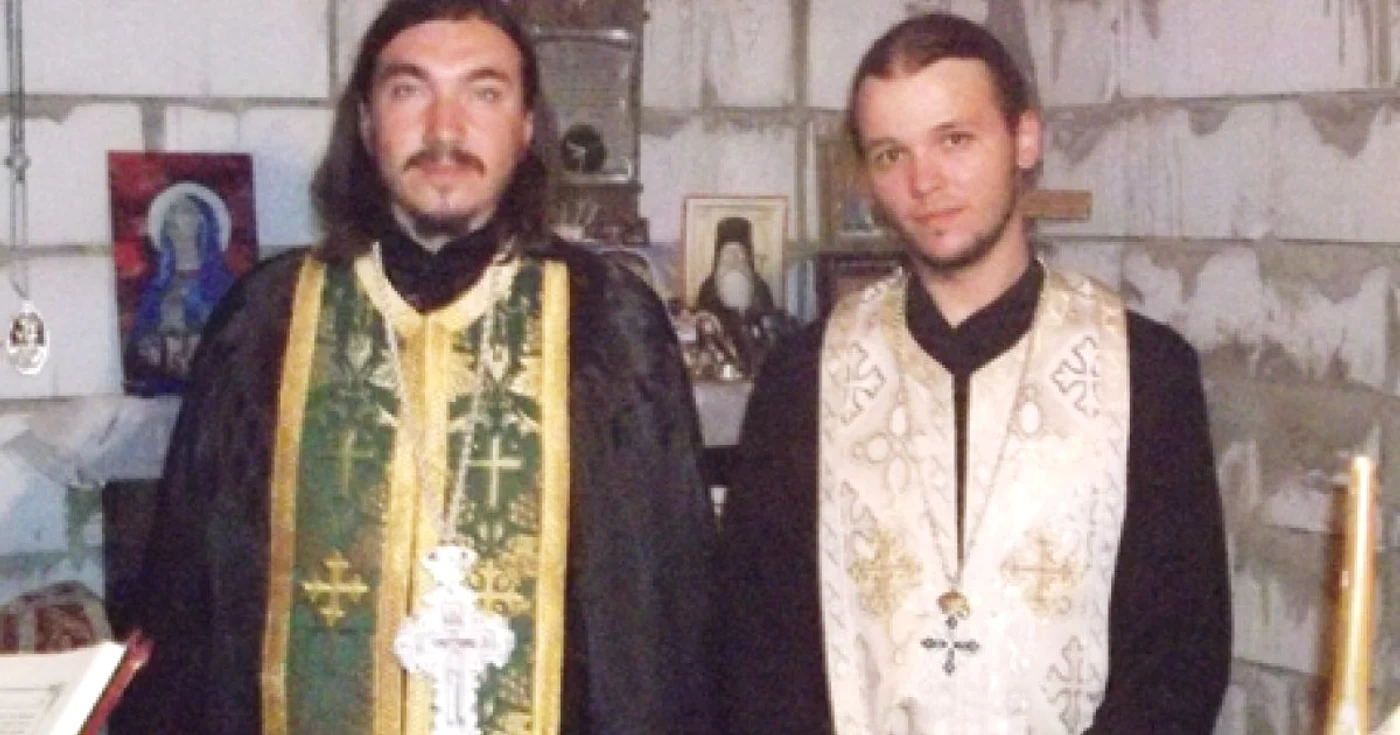 Stareţul Serafim (stânga) oficiază slujbe împreună cu părintele Glicherie