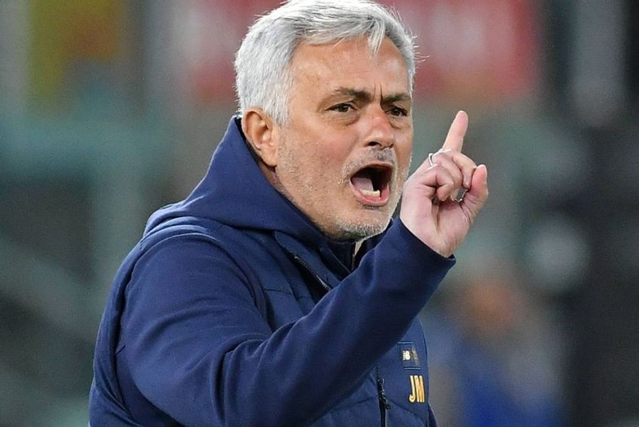Mourinho, imagini șocante după Liga Europa: A înjurat ca un bădăran și și-a aruncat medalia VIDEO FOTO