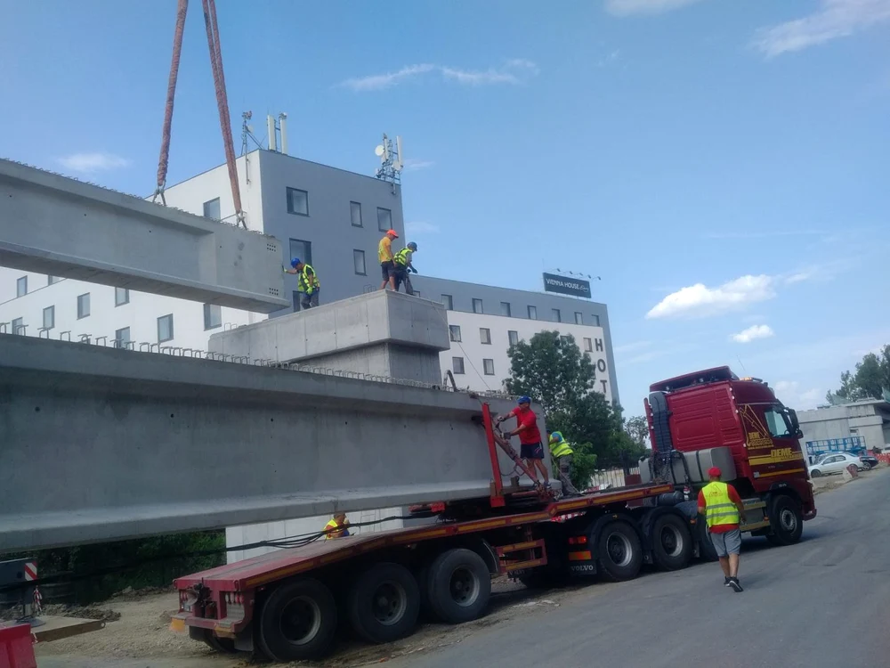 Grinzile pentru calea ferată a trenului spre Otopeni au început să se monteze și peste DN1Fotografii: clubferoviar.ro