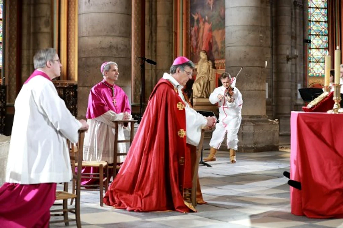 
    Alături de arhiepiscopul Michel Aupetit s-au aflat violonistul Renaud Capuçon și actorii Philippe Torreton şi Judith Chemlafoto: AFP  