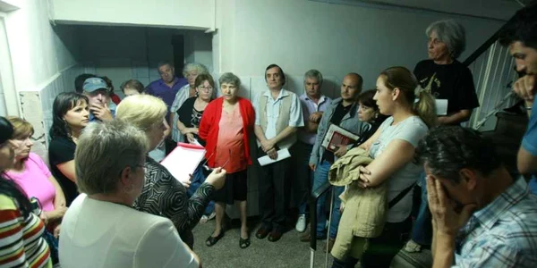 locatari in sedinta de bloc FOTO Adevarul