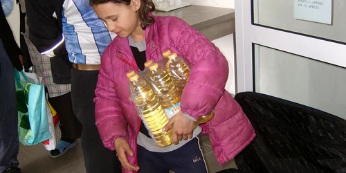 150 de familii au primit pachete de la Crucea Roşie-imagine arhivă