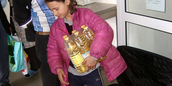 150 de familii au primit pachete de la Crucea Roşie-imagine arhivă
