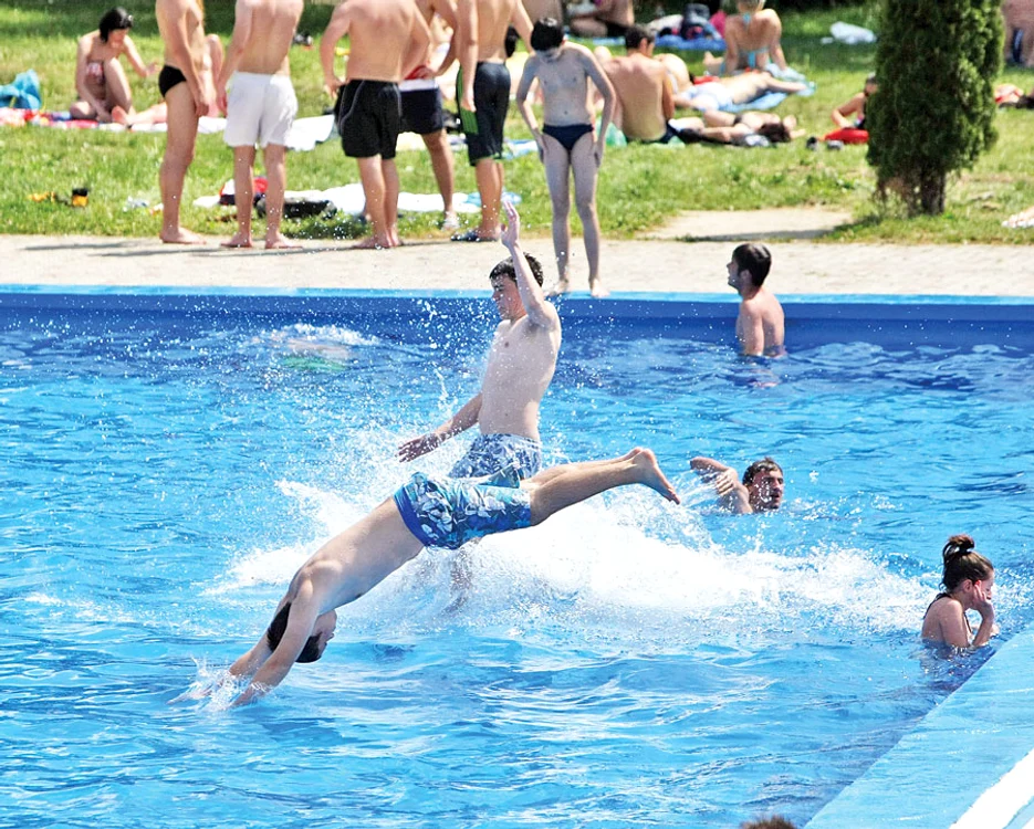 
    Dâmboviţa. În timpul săptămânii,  intrarea costă aici  10 lei, iar în weekend  15 lei. Copiii sub  7 ani intră gratis (Fotografii: Marian Iliescu)  