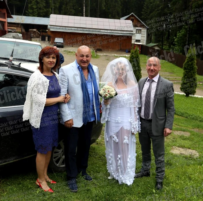 Constantin Cotimanis şi Mărcuţa Florina s-au căsătorit într-un cadru mirific la Vatra Dornei.