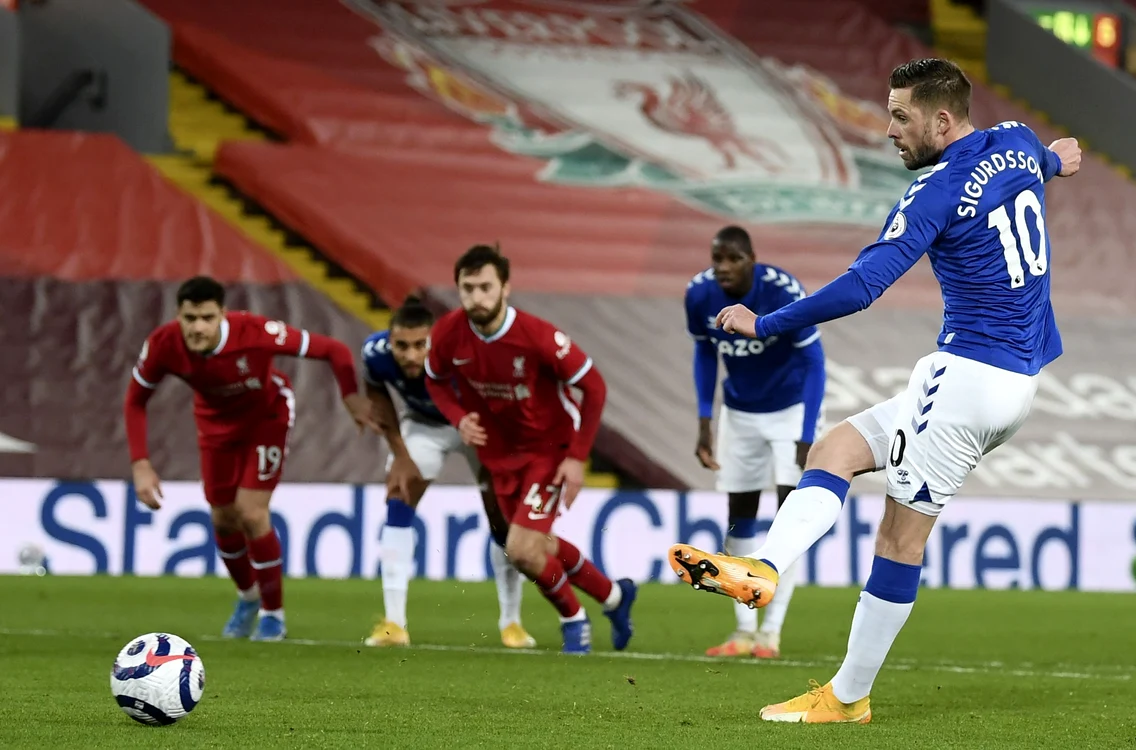 
    Gylfi Sigurdsson transformă penalty-ul din minutul 83Foto: EPA-EFE  