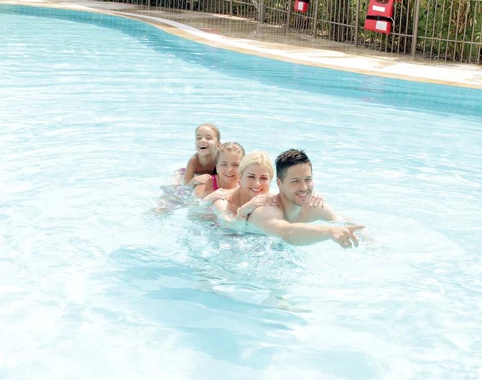 
    Jorge, Ramona, Ilinca  şi Karina au făcut  un “trenuleţ” în piscină  