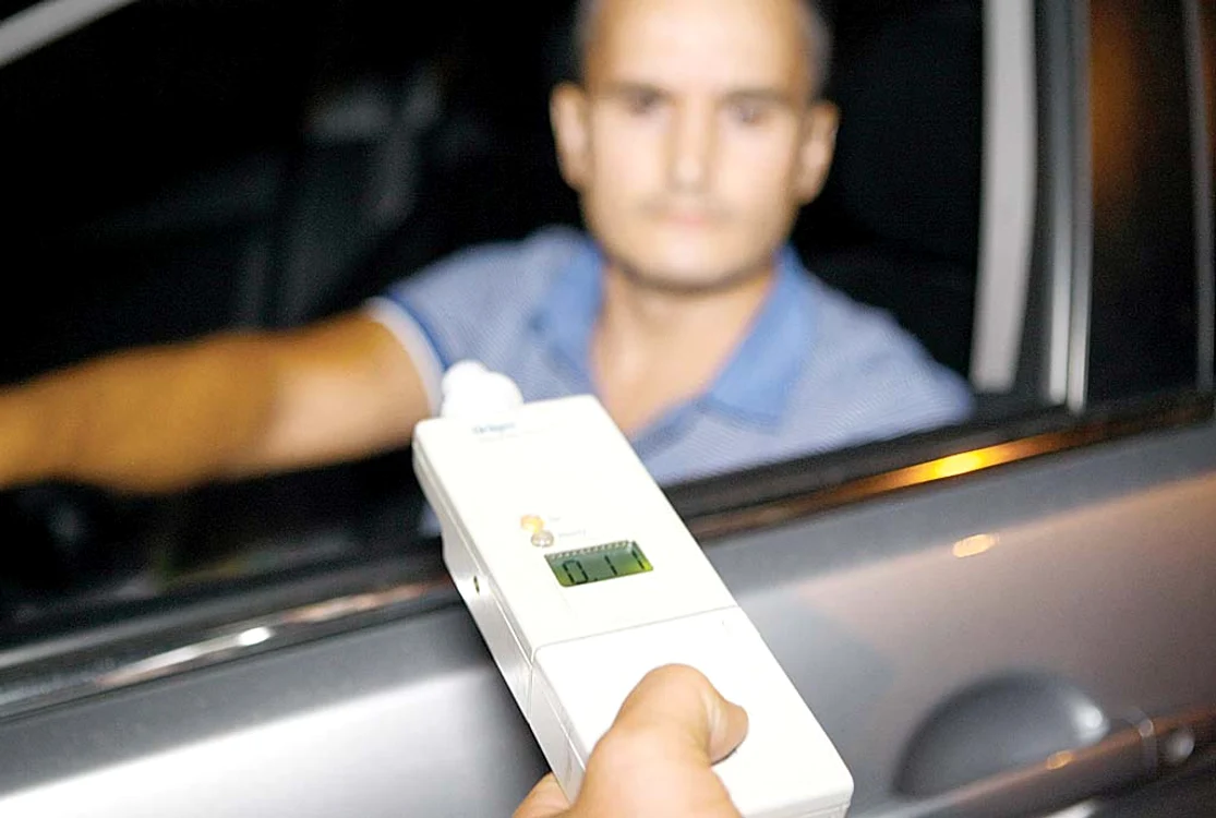 Şoferul prins băut a lăsat maşina şi a plecat acasă cu taxiul