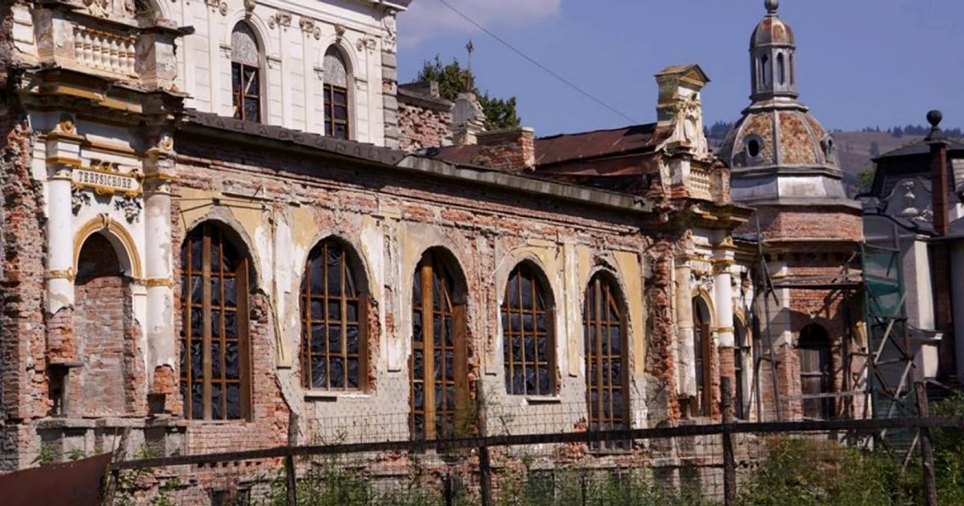 Cazinoul din Vatra Dornei este într-o stare deplorabilă. FOTO