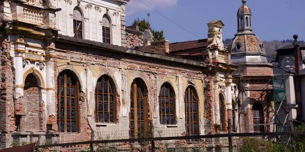 Cazinoul din Vatra Dornei este într-o stare deplorabilă. FOTO