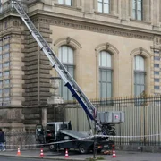 Vehiculul de întreținere cu platformă hidraulică folosit la jaful deceniului de la Muzeul Luvru Foto Arts in Paris Facebook jpg