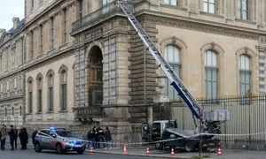 Vehiculul de întreținere cu platformă hidraulică folosit la jaful deceniului de la Muzeul Luvru Foto Arts in Paris Facebook jpg