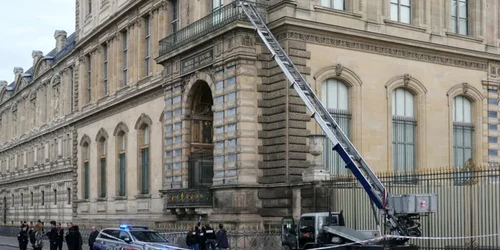Vehiculul de întreținere cu platformă hidraulică folosit la jaful deceniului de la Muzeul Luvru Foto Arts in Paris Facebook jpg