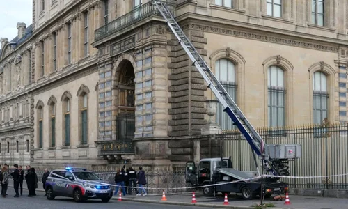 Vehiculul de întreținere cu platformă hidraulică folosit la jaful deceniului de la Muzeul Luvru Foto Arts in Paris Facebook jpg