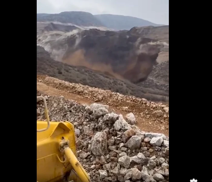 O movilă de pământ s-a desprins şi a luat-o la vale. FOTO Captură video Facebook Bagimsiz Maden Is