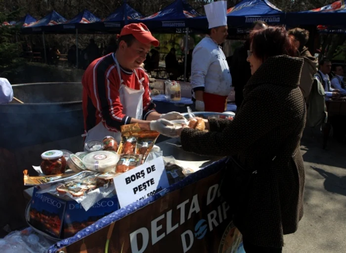 Bucureştenii au plătit 10 lei pentru o poţie de borş de peşte