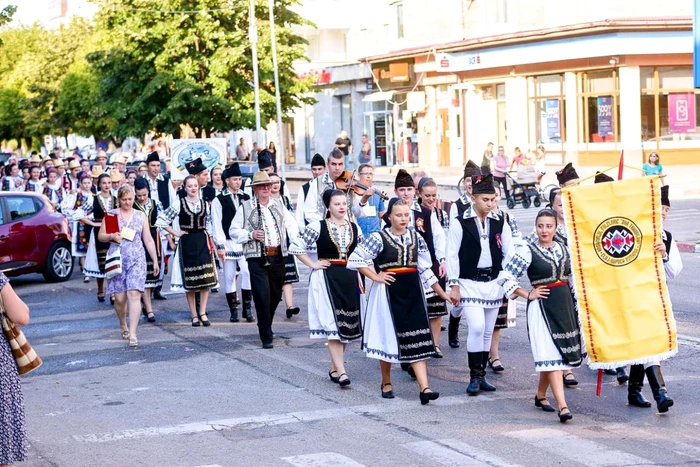 A început Festivalul - Concurs Naţional de Folclor ”Mioveni”. Parada portului popular românesc a făcut senzaţie