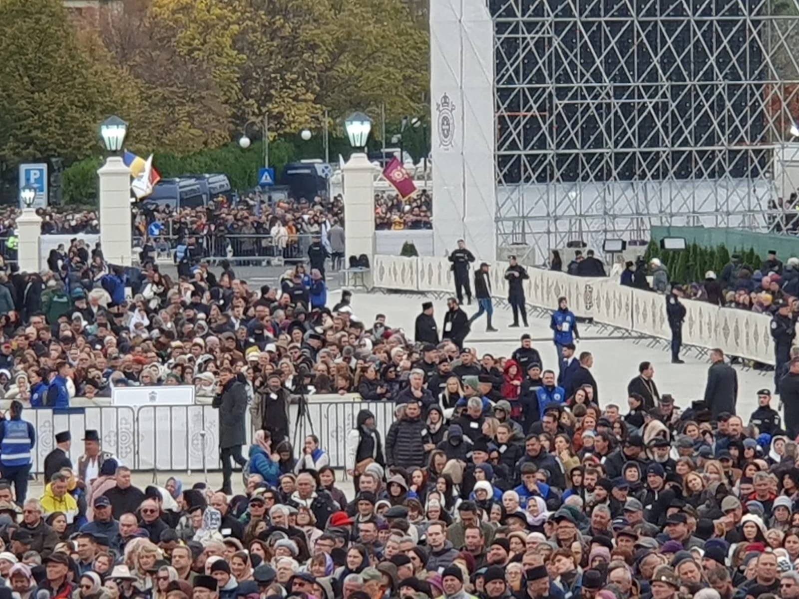 Peste 40.000 de pelerini au trecut prin Sfântul Altar al Catedralei Naționale. Pelerinajul continuă zi și noapte până pe 31 octombrie