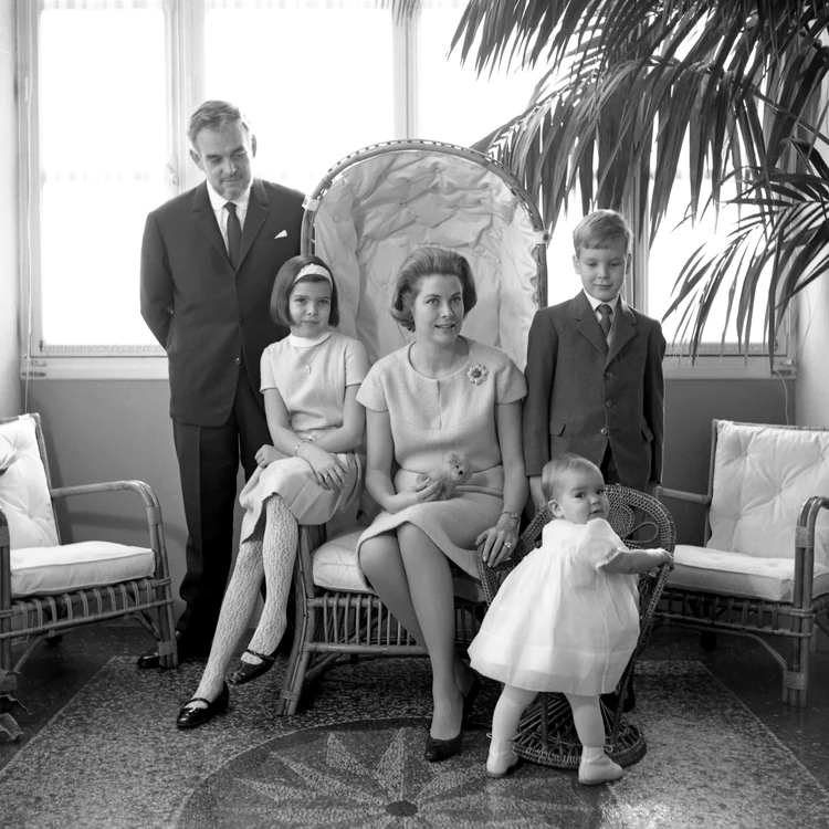 Prințul Rainier și Prințesa Grace Kelly cu copiii săi, Prințesa Caroline, Prințul Albert de Monaco și Prințesa Stephanie în copilărie   FOTO Georges Lukomski, Palatul Princiar (4) jpg