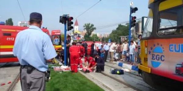 Craiova: Două persoane au fost spulberate pe trecerea de pietoni (GALERIE FOTO)