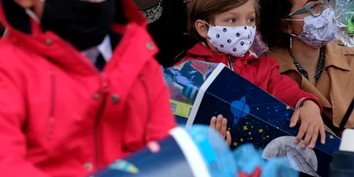 Prima zi de şcoală în Polonia copiii nu poartă măşti în clasă  FOTO EPA-EFE /  Andrzej Grygiel