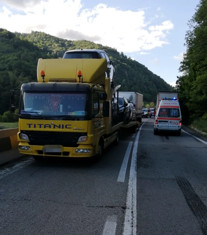 Imagine de la accidentul cu 5 autoturisme şi trei TIR-uri pe Valea Oltului - DN7 - la Câineni Foto Adevărul