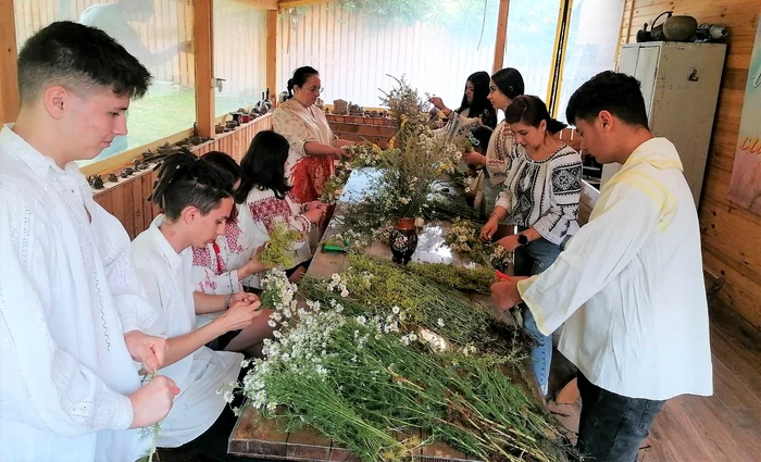 Atelier de împletituri la Muzeul Județean, în amintirea sărbătorii de Drăgaică FOTO: Claudia Balaș