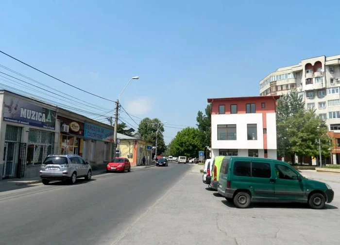 In partea din dreapta a imaginii este una dintre clădirile ce vor fi demolate. Foto: Costel Crângan