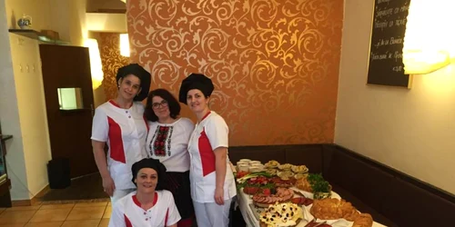 Lenuţa Ursaciuc şi bucătăresele românce. FOTO Arhivă personală