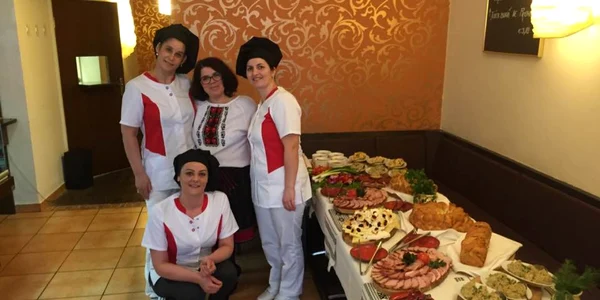 Lenuţa Ursaciuc şi bucătăresele românce. FOTO Arhivă personală