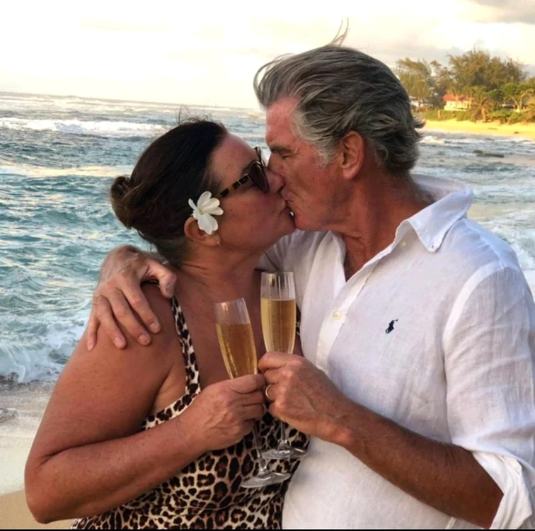 Pierce Brosnan e la fel de îndrăgostit de soţia sa (Fpto: Instagram)