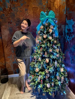 Gabriela Cristea a împodobit bradul / Foto: Facebook