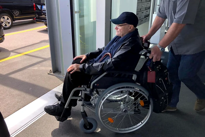 9 phil collins in scaun cu rotile dupa operatie 1 jpg jpeg