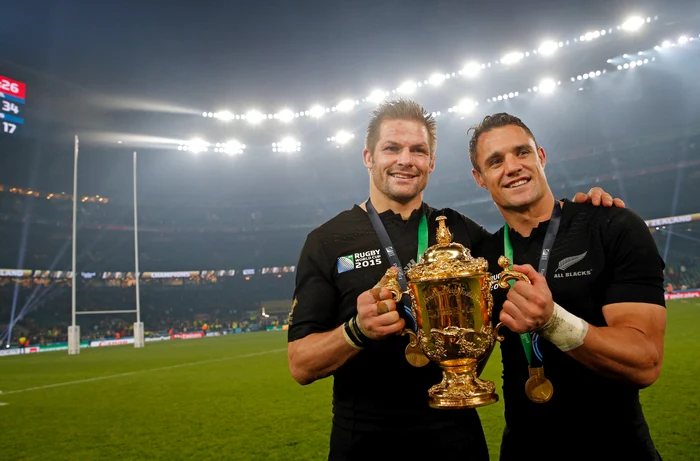 Dan Carter (dreapta) și căpitanul Richie McCaw au ridicat Cupa Mondială