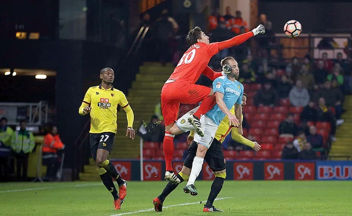 
    Intervenţia  regulamentară a lui  Pantilimon l-a trimis  în spital pe Varnet   