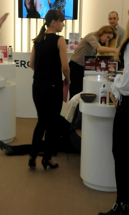 Imediat ce i s-a făcut rău, organizatorii evenimentului au întins-o pe mama Zina pe jos și au degajat spațiul