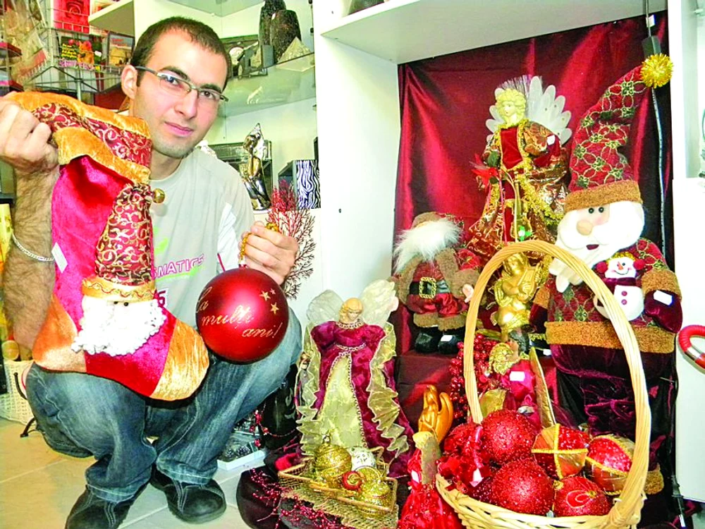 "Cizmuliţele de catifea sunt 45 de lei, iar un Moş ajunge la 85 de lei"George Ionut Panait, vânzător