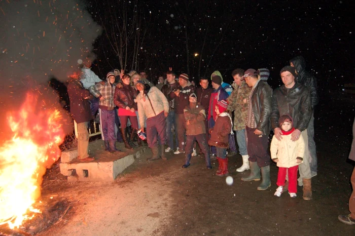 strigatul peste sat - obicei din oltenia - foto Valeru Ciurea