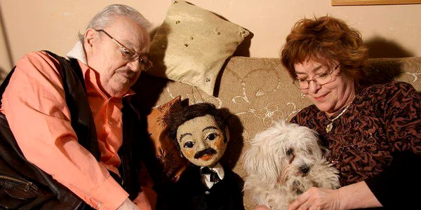 Ion Lucian într-un moment de tandreţe, alături de soţie şi de câinele familiei FOTO: Teatrul Excelsior/Facebook