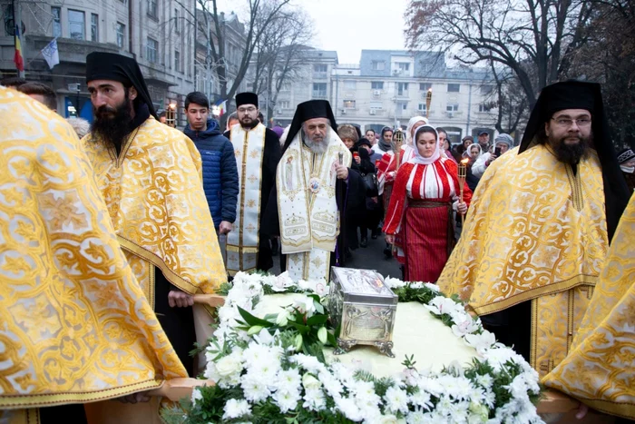 Imagine de la aducerea la Brăila a raclei cu moaştele Sfântului Nicolae FOTO Ionuţ Lare