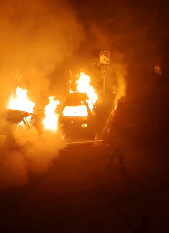Două mașini au ars aproape complet într-o parcare din Oradea. FOTO: Captură Video / ISU