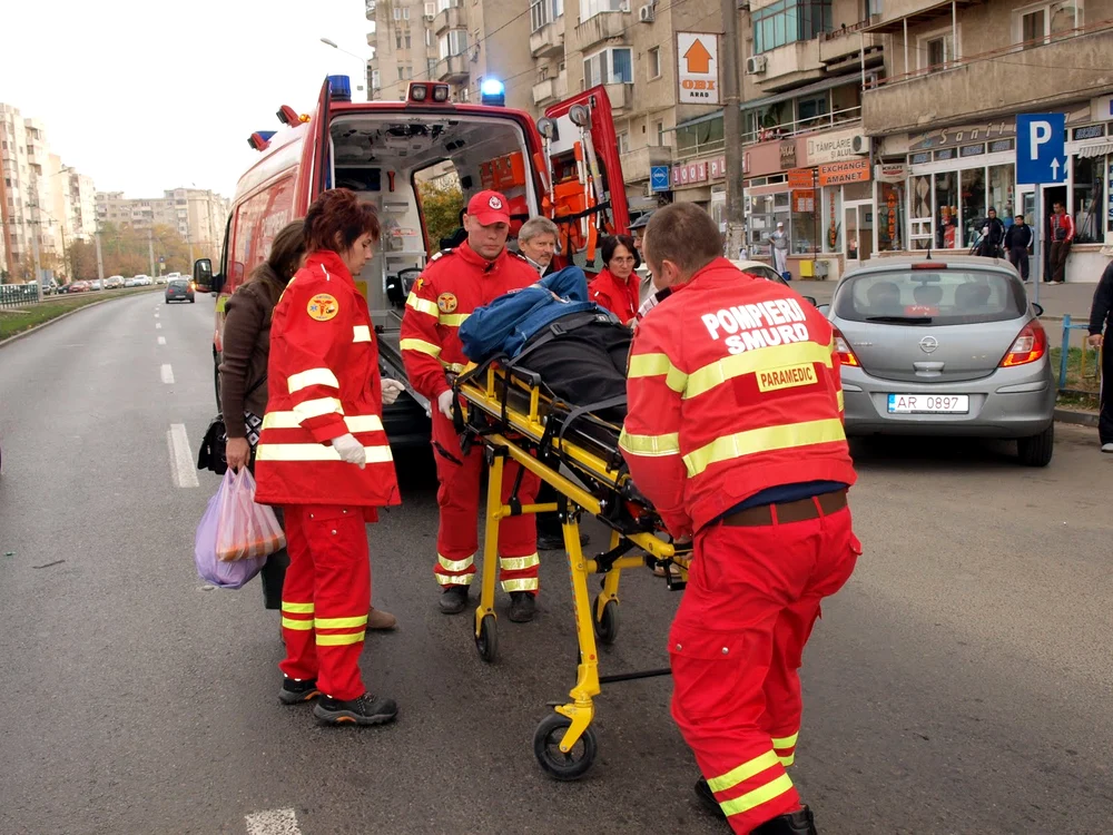 Femeia a fost preluată de echipajul SMURD