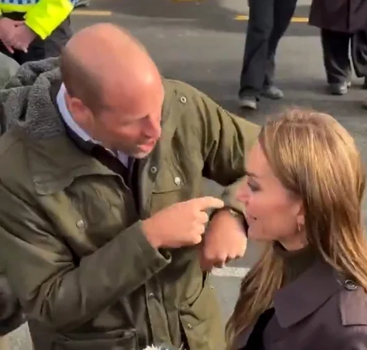 Prințul William îi arată ceasul prințesei Kate Middleton 